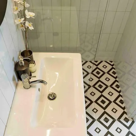 Sunny 2br Flat - Location - Netflix + Balcony Apartment