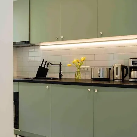 Sunny 2br Flat - Location - Netflix + Balcony *