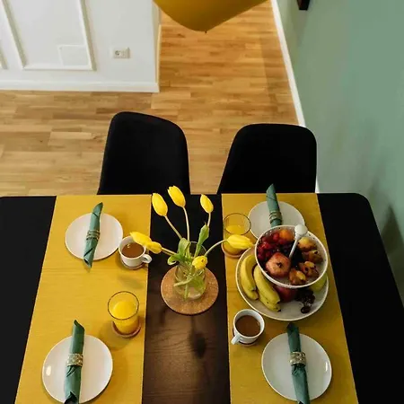 Sunny 2br Flat - Location - Netflix + Balcony Apartment *
