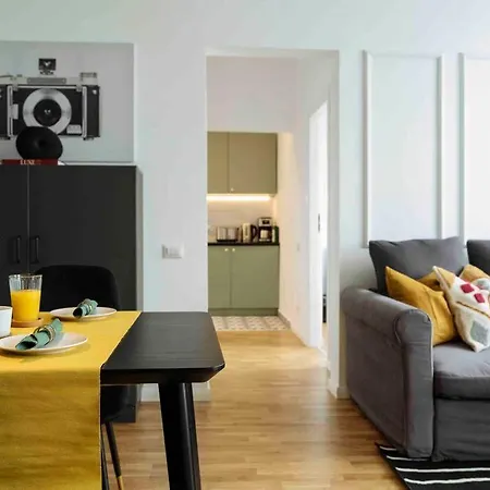 Sunny 2br Flat - Location - Netflix + Balcony Lejlighed