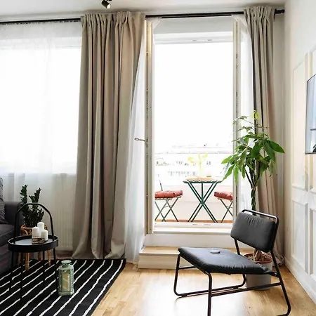 Sunny 2br Flat - Location - Netflix + Balcony Apartment