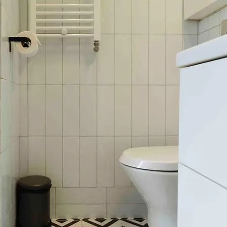 Sunny 2br Flat - Location - Netflix + Balcony Apartment