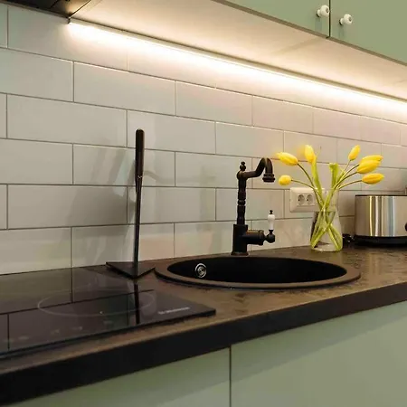Sunny 2br Flat - Location - Netflix + Balcony