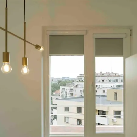 Sunny 2br Flat - Location - Netflix + Balcony Apartment *