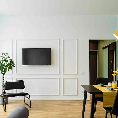 Sunny 2br Flat - Location - Netflix + Balcony Apartment